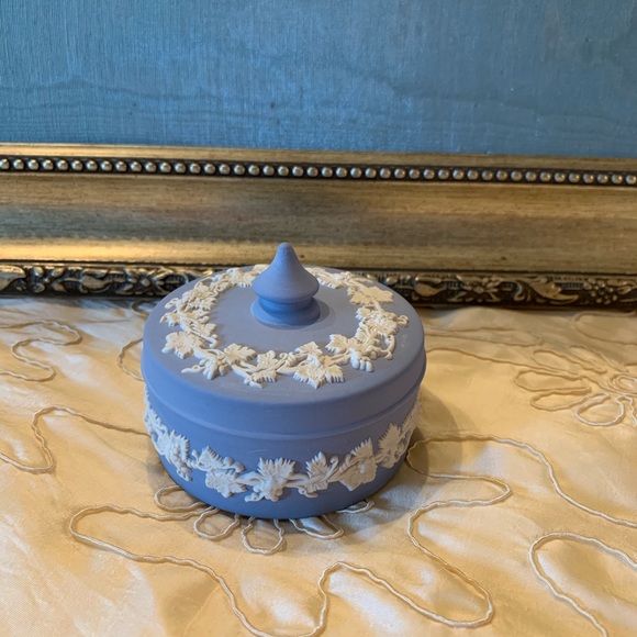 Wedgwood Other - Wedgwood covered vanity dish